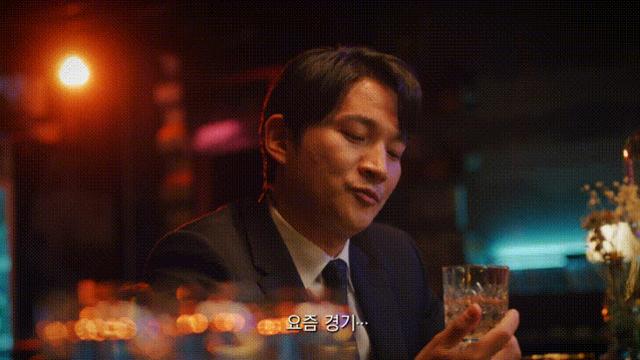 손님 기겁하게 만드는 바텐더.