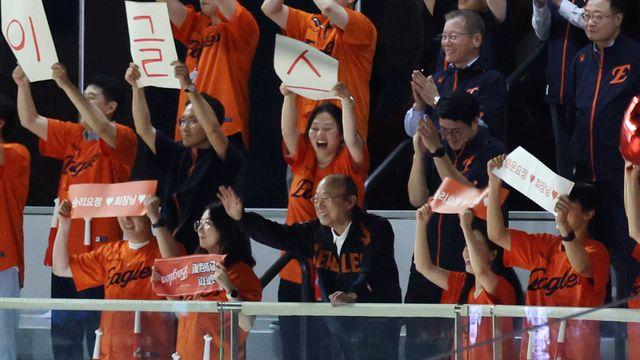 '장미꽃 2탄' 김승연 VS '1차전 직관' 구광모...회장님들의 장외 지원 전쟁 [KS 포커스]