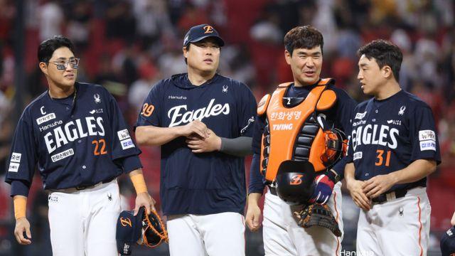 한화 분위기가 가라앉았다고?  '더그아웃 리더' 이재원이 있다 [KS 피플]