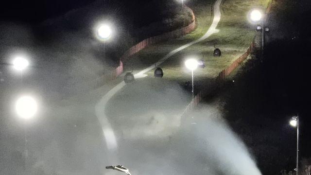 개장 한달 앞둔 하이원스키장…이른 한파에 인공눈 '펑펑'