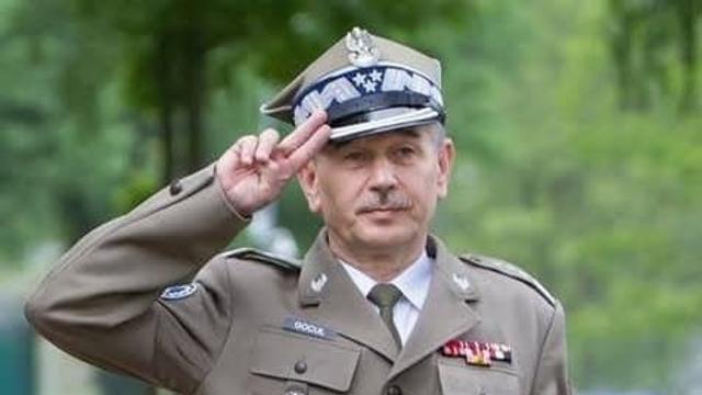 특이한 경례를 하는 군대