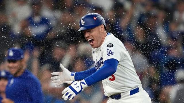 LA 다저스 프리먼, 연장 18회 끝내기 홈런 [오늘의 한 컷]