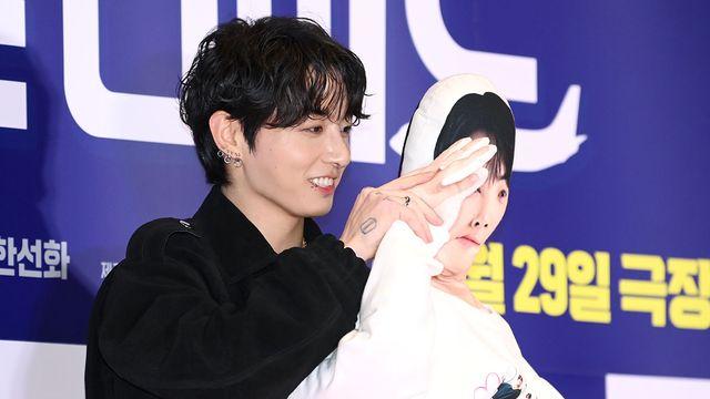 BTS 정국, 차은우와 '군대' 바톤터치 하더니…인형까지 등장 '월클 우정' [엑's 이슈] 
