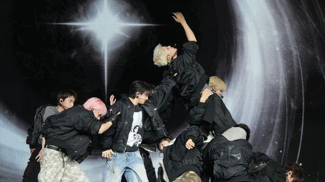 [포토] 앤팀, 시작부터 강렬한 퍼포먼스