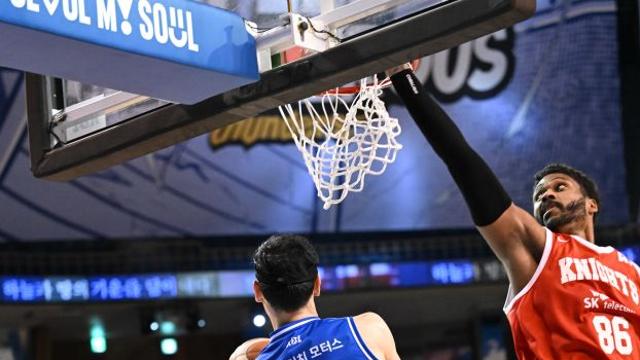 '15점 차 뒤집기' 삼성, 워니 빠진 SK 잡고 'S-더비' 웃었다 [IS 잠실]