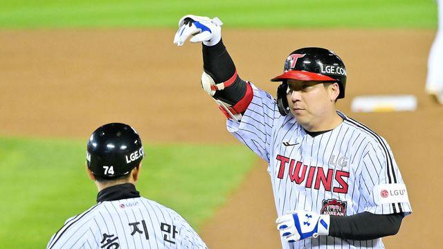 '이게 경험의 차이인가' LG, 한국시리즈 2연승 뒤에 '이것' 있었다…오스틴·김현수가 주도하는 '눈야구' [KS]
