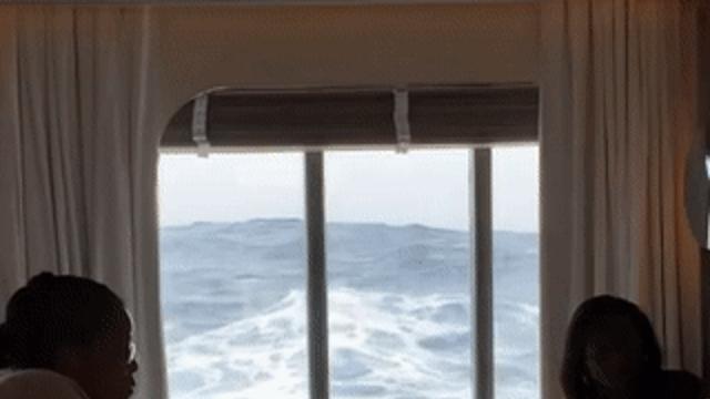 풍랑 치는 날 크루즈선 gif