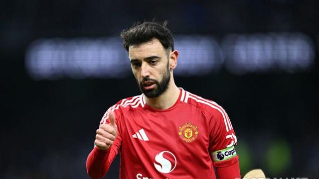 '이게 헌신이지' 페르난데스, 쉬는 날에도 동료들 훈련 직관... 맨유 직원들도 감명