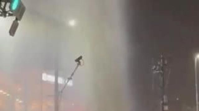 옆일본에서 폭우 때문에 맨홀 터짐