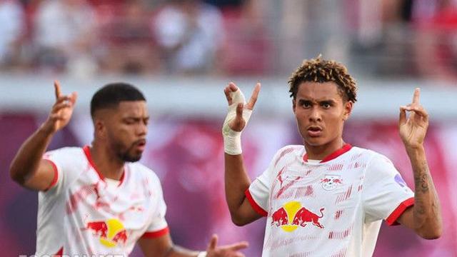 ‘손흥민 7번 후계자’ 1천억 원에 팔았는데 알고보니 ‘바가지?’ 시몬스 처분하고 더 잘 나가는 라이프치히 근황 [분데스.1st]