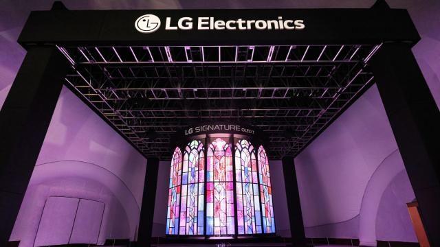 [경주 APEC] 'TV 28대로 만든 샹들리에'··· LG전자, 올레드 TV로 미디어아트 전시