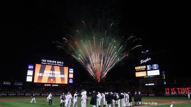 한화가 지고 있을 때 전해진 '불꽃 공연' 소식...김승연 회장 또 팬 감사 인사 [KS3 현장]