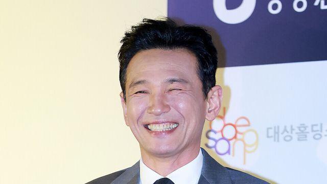 [NC포토] 청룡영화상 수상만 네 번…황정민, 여유 넘치는 웃음