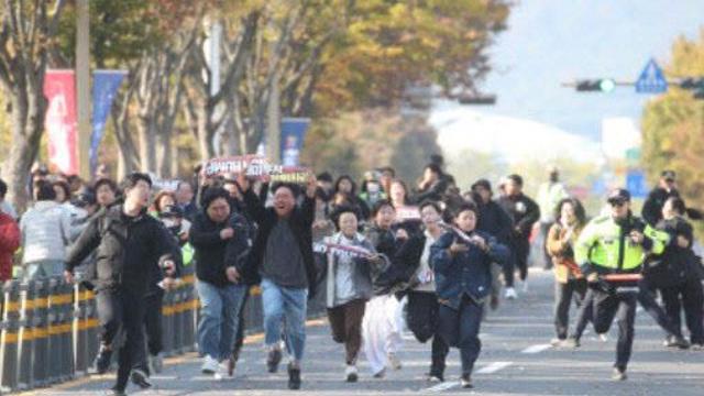 '반 트럼프' 시위대, 경주박물관 인근서 경찰과 대치
