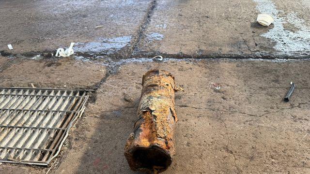 부산 공동어시장서 길이 40㎝ 녹슨 불발탄 발견