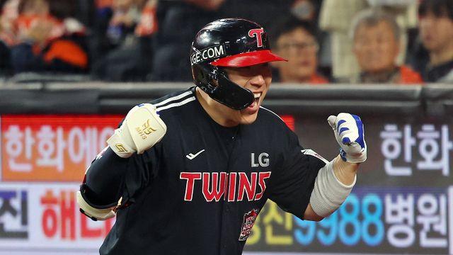 ‘PS 통산 104경기’ 가을의 전설 LG 김현수, 한화 폰세 상대 역전 솔로포 ‘쾅’