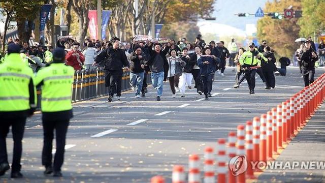 한미정상회담장 인근 도로서 '反트럼프 시위대' 도로진입 시도