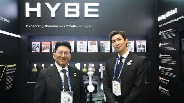 [포토]방시혁 하이브 의장·방탄소년단 RM, 'APEC CEO 서밋' 개회식 후 하이브 홍보부스 관람