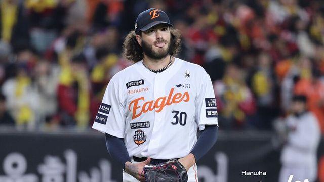6이닝 2실점 호투에도… 한화 폰세, KS 3차전 패전 위기