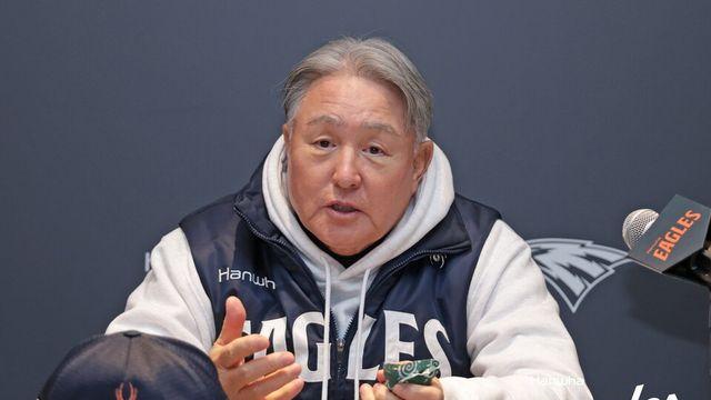 “행운이 우리 쪽으로 왔다”… 김경문 한화 감독, 17년 만의 한국시리즈 승리에 미소