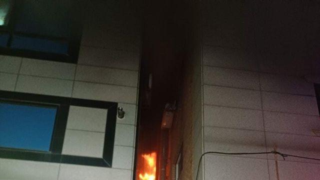 바퀴벌레 잡으려다 집 태워 9명 사상…20대 여성 구속 송치