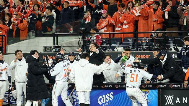 심우준 8회 역전 결승타 한화, LG에 한국시리즈 2패 뒤 반격 1승(종합)