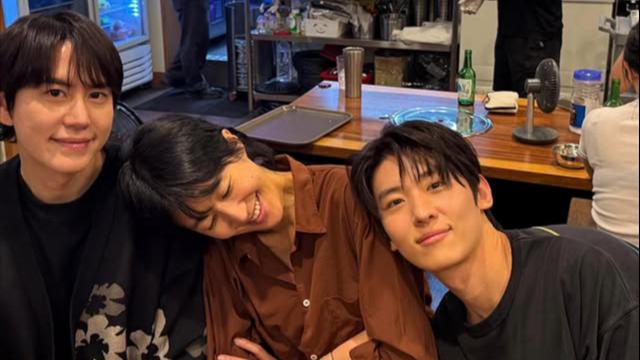 홍진경, 규현·덱스 사이 다정 포즈…‘솔로지옥5’ 촬영 중 포착?