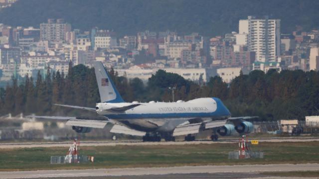 特朗普抵达金海国际机场 开启对韩国事访问