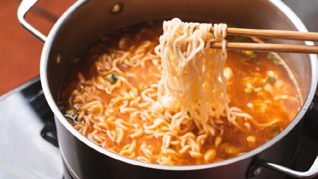 ‘온수’로 라면 끓이세요?…“건강에 치명적” 경고 나왔다