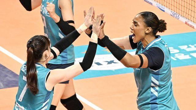 [SD 현장 라이브] ‘62점 합작’ 실바-레이나, GS칼텍스에 에너지 불어넣다…풀세트 끝 흥국생명 격파