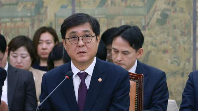 최휘영 “암표, 해당 산업에 심각한 피해…웃돈 거래 금지해야” 최휘영 “암표, 해당 산업에 심각한 피해…웃돈 거래 금지해야”