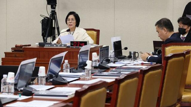 '자녀 결혼식 논란' 최민희 과방위원장 뇌물죄 등으로 고발당해