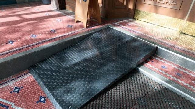 무신사, 성동구 소상공인 사업장에 이동약자 '경사로' 설치 지원