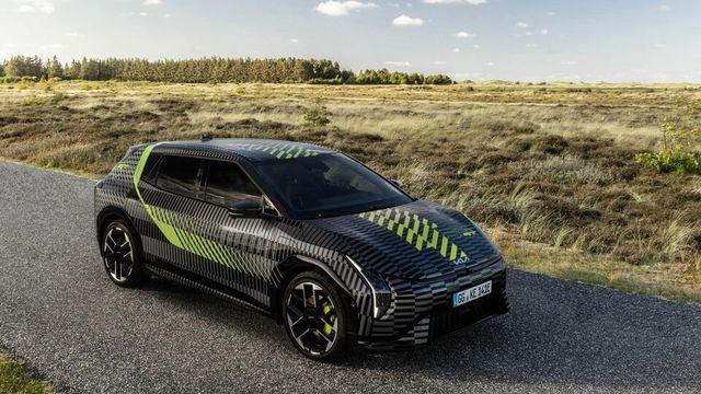 네온빛 퍼포먼스 해치백 등장! 기아 EV4 GT 티저 공개. 예상 제원은?