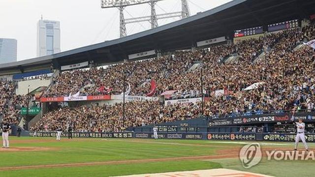 KS 3차전 매진, 가을 야구 35경기 연속 '만원'…잠실서도 응원(종합)
