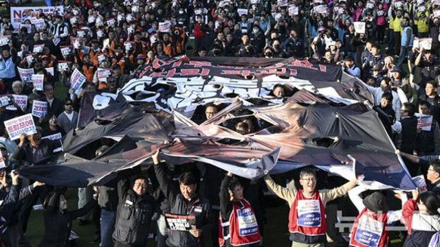 [APEC 경주] 트럼프 숙소 호텔 인근서 기습 집회…경찰, 강제 해산