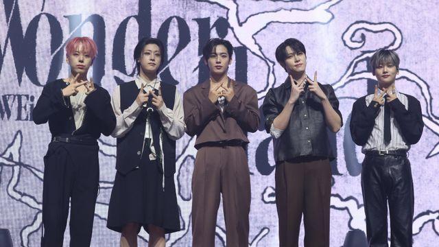 ‘원더랜드’로 컴백한 위아이... “설레서 잠 못 자”