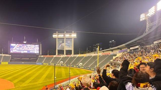 '이럴 수가' 대전 관중 따라잡힐 뻔…잠실 전광판 원격 응원전에 '1만 6500명' 들어찼다 [KS3]