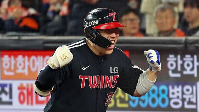 치명적 실책 만회한 대포…LG 김현수, 한화 폰세 상대 역전 솔로포[KS]