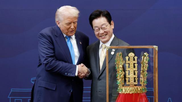 李, 트럼프에 무궁화대훈장·금관 모형 선물…'최고 예우'