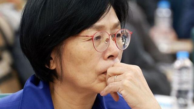 최민희 딸, SNS선 작년에 결혼…”일부러 늦춰서 식 올렸나” 최민희 딸, SNS선 작년에 결혼…”일부러 늦춰서 식 올렸나”