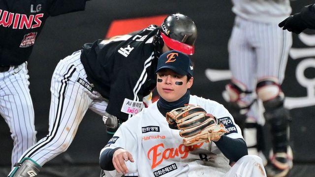 인필드 플라이 미선언 논란→신민재 동점 적시타→3루 오버런 아웃…LG-한화 혼돈의 3회 보냈다 [KS3]