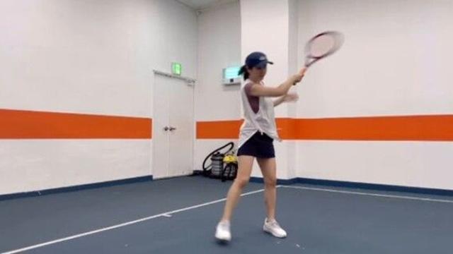 손예진, 영화 '어쩔수가없다' 속 '테니스 취미' 공개…운동복 입고 탄탄 몸매 과시하며 