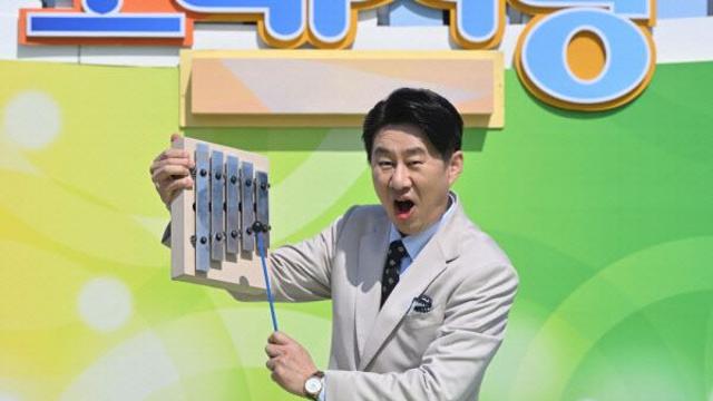 '한화 열혈팬' 코미디언 남희석, KS 4차전 시구...애국가는 조째즈