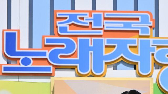 이글스 '열혈팬' 남희석, KS 4차전 시구...애국가 제창은 조째즈 [KS4]