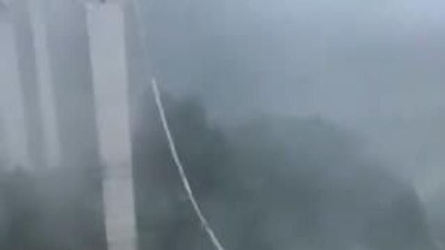 폭우로 다리가 끊어져 가장자리에 매달린 중화국 트럭커