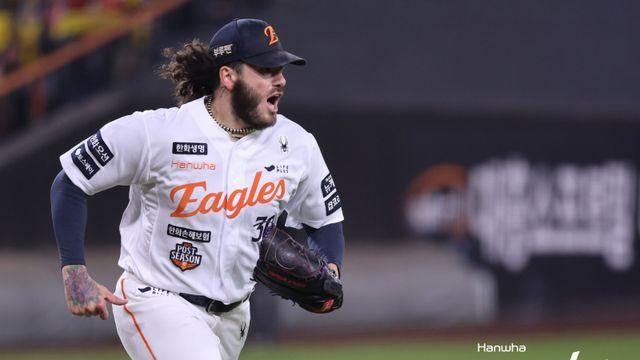 만삭에 칼바람 맞으며 남편 응원...폰세 