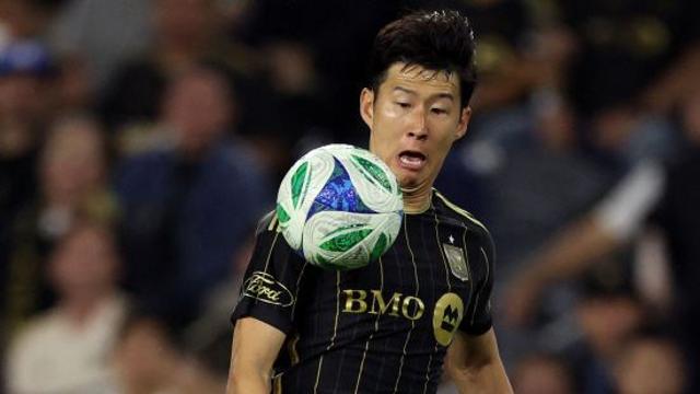'아깝다! 손흥민 PO 데뷔골'…환상 드리블 뒤 슈팅, GK 선방에 노골→LAFC 1-0 리드 (전반 종료)
