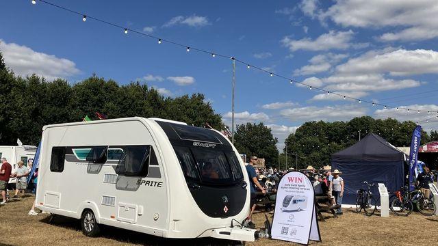 럭셔리+실용성 겸비한 캠핑 끝판왕… 국내에선 ‘그림의 떡’?