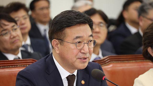 윤호중 “정부 해킹사건, 동일 피해예방책 세우느라 발표 늦어져” 윤호중 “정부 해킹사건, 동일 피해예방책 세우느라 발표 늦어져”